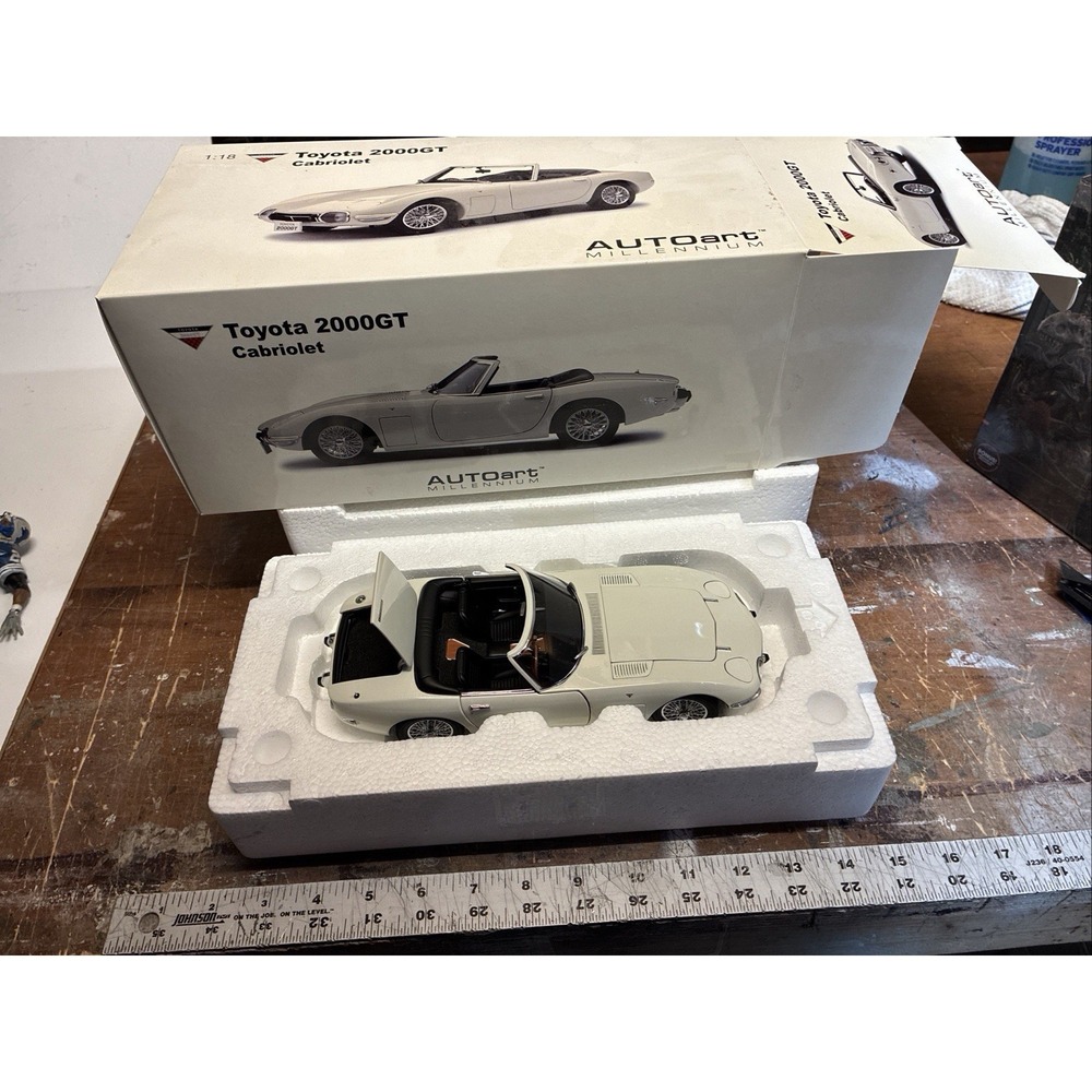 AUTO art MILLENNIUM 1/18 TOYOTA 2000GT White Miniature Scal bond Car Hobby 2010